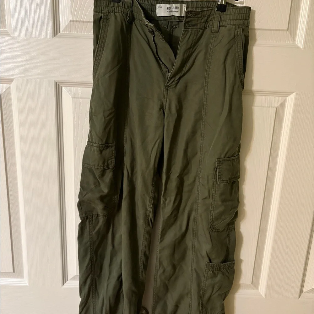 Hollister Olive Green High-Rise Cargo Pants - Picture 2 of 3